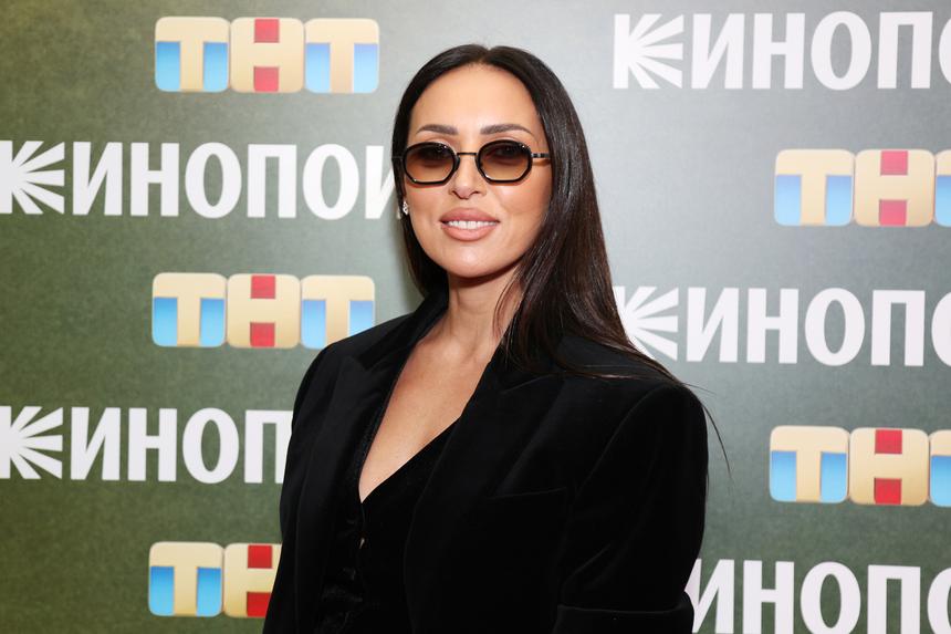 Скрывала лицо и избегала журналистов: разведенная Алсу вышла в свет после обвинений Собчак во лжи