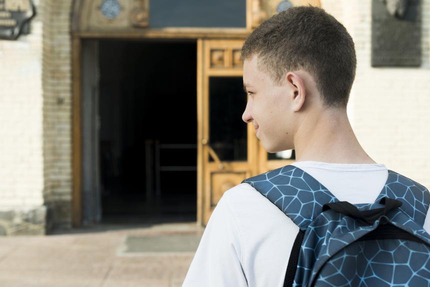 Учитель показывал детям противопехотную гранату Ф-1: школьника госпитализировали после взрыва на уроке