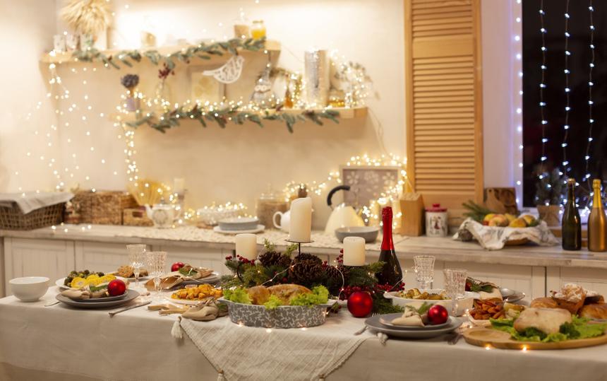 Опасно ли много есть на ночь и как помочь организму в Новый год: советы врача