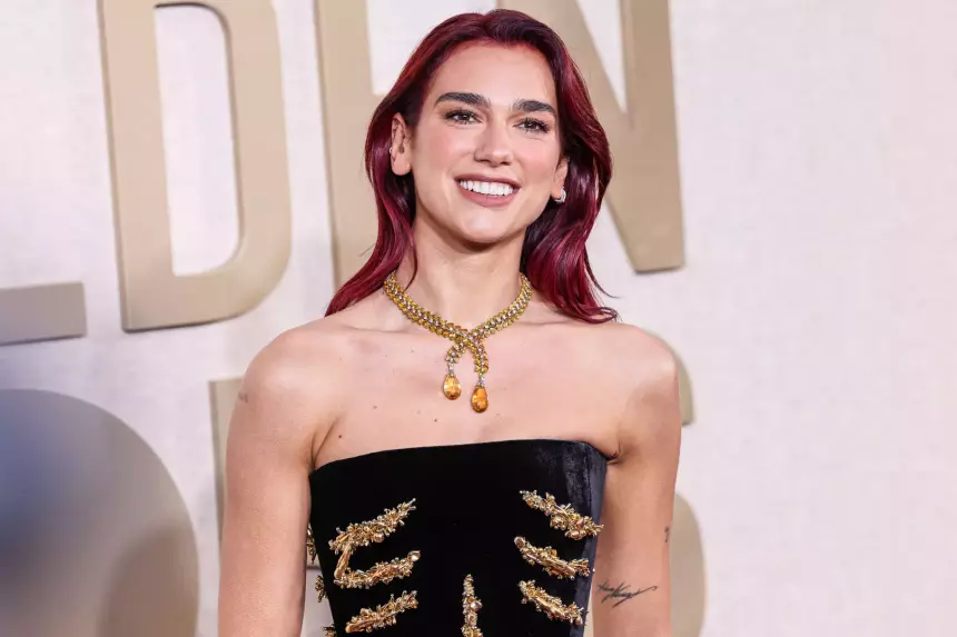 Дуа Липа снялась в ультракоротких шортах из искусственного меха