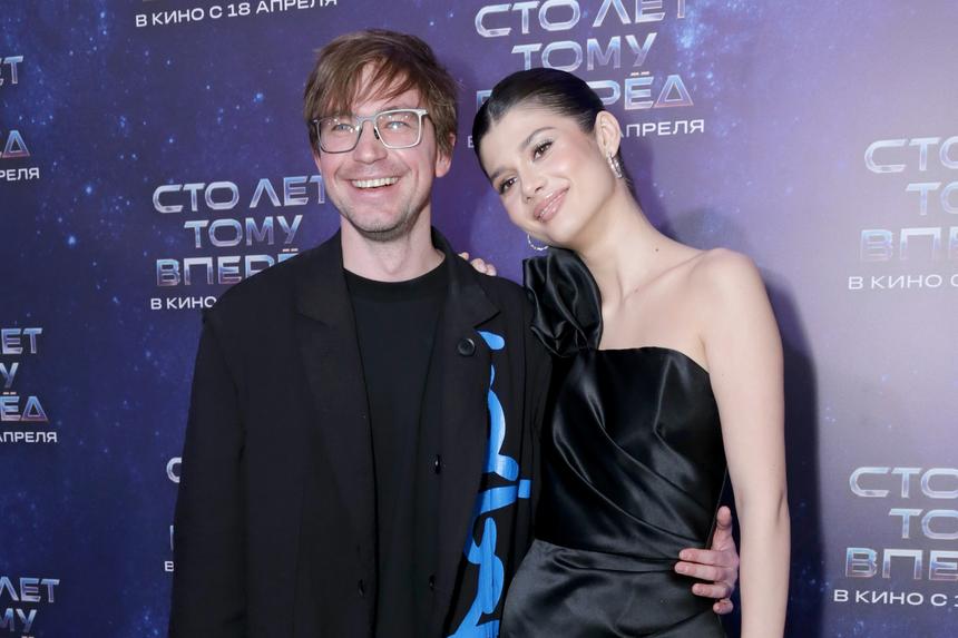 «Ты должна быть умной девочкой, напиши мне»: актер Петров рассказал правду о знакомстве с женой Викторией