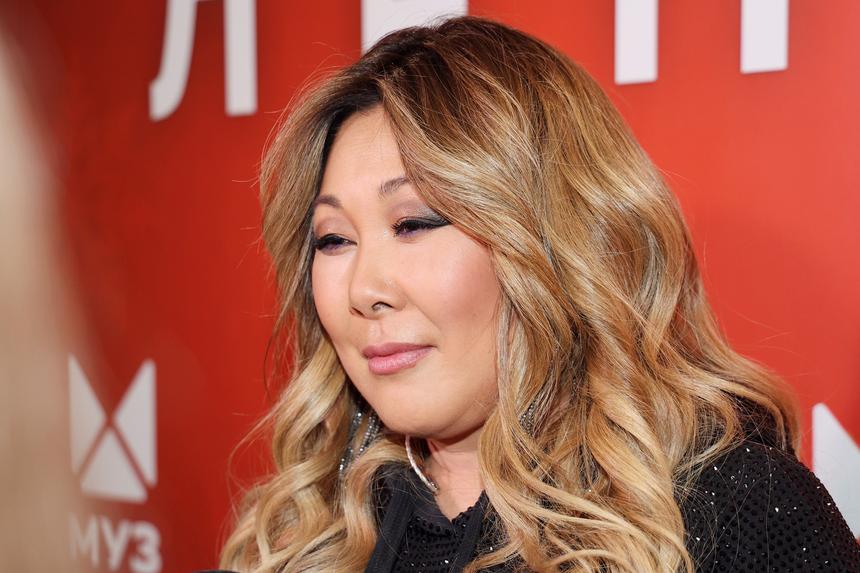 «Никуда не полечу»: Анита Цой отказалась от работы в новогоднюю ночь ради матери