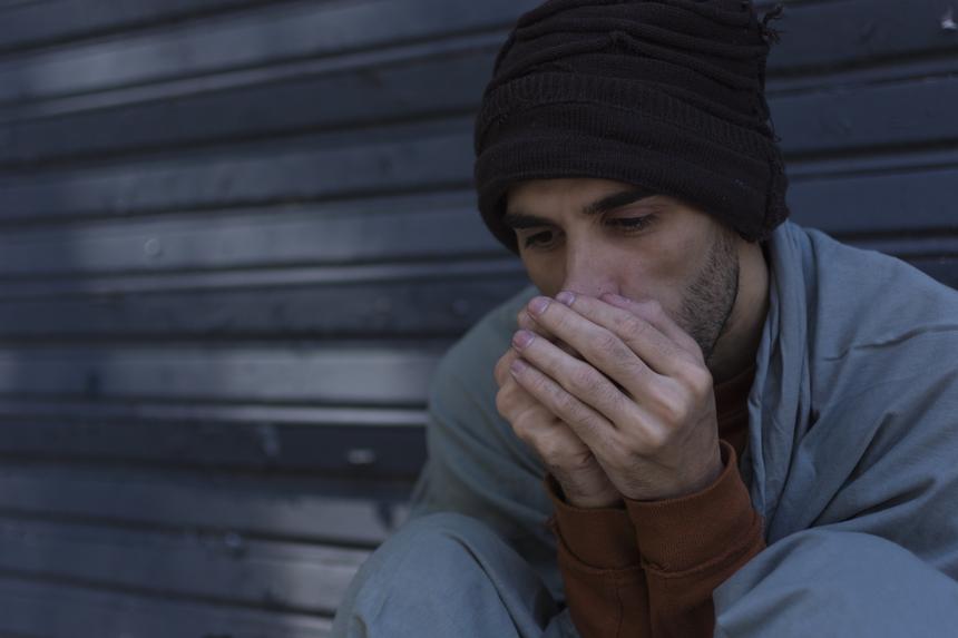 Бездомный мужчина зарабатывает на жизнь, делая комплименты незнакомцам