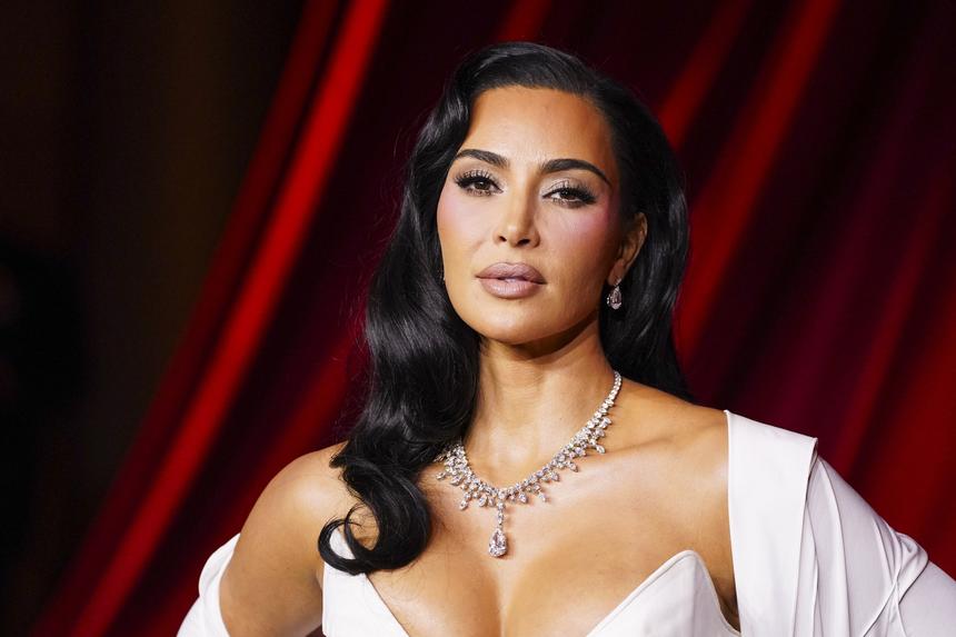 «Могла себе позволить штрафы»: Ким Кардашьян массово критикуют во время пожаров в Лос-Анджелесе