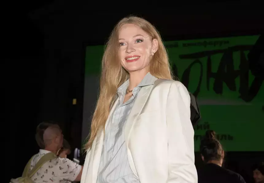 41-летняя актриса Светлана Ходченкова снялась в золотом купальнике на пляже