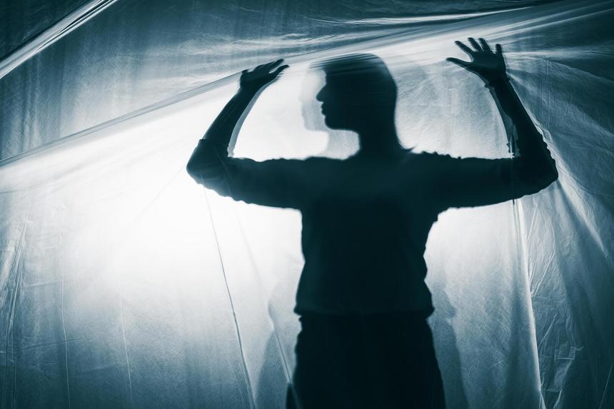 Отец скинувшего из окна подругу парня под Пермью умер сразу после похорон сына