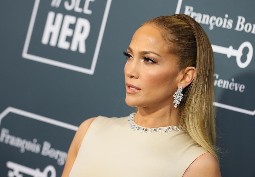 В Сети накинулись на Джей Ло, отдавшую свою одежду пострадавшим от пожаров в Калифорнии