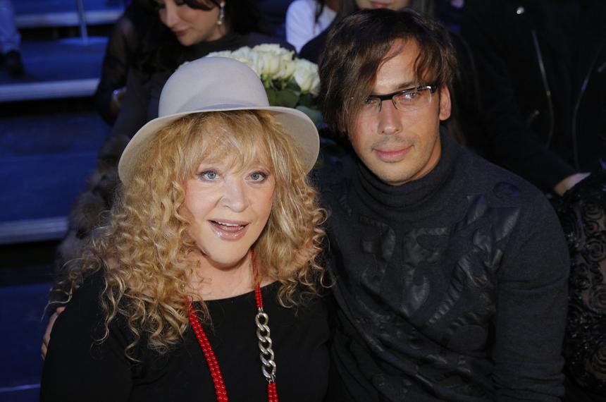 Алла Пугачева перестала оплачивать услуги по уходу за кладбищем, где похоронены родители и брат