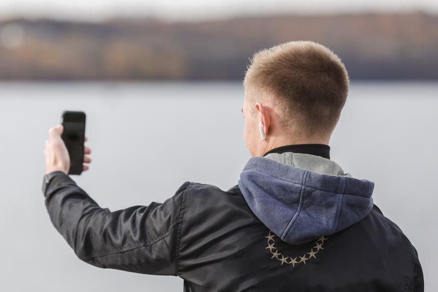 Ролик оперативно скрыли: 13-летний блогер снял штаны перед Храмом Спаса на Крови в Петербурге