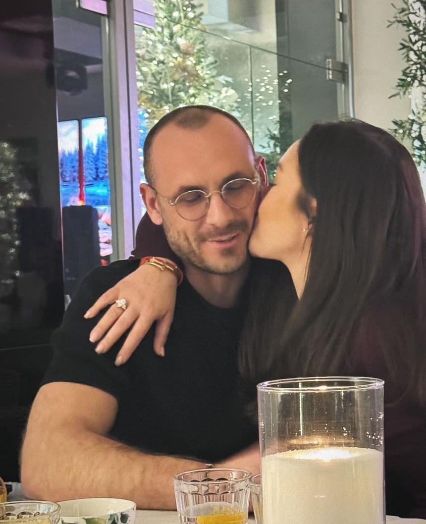 Целует его: Ирина Дубцова опубликовала романтичное фото с новым возлюбленным