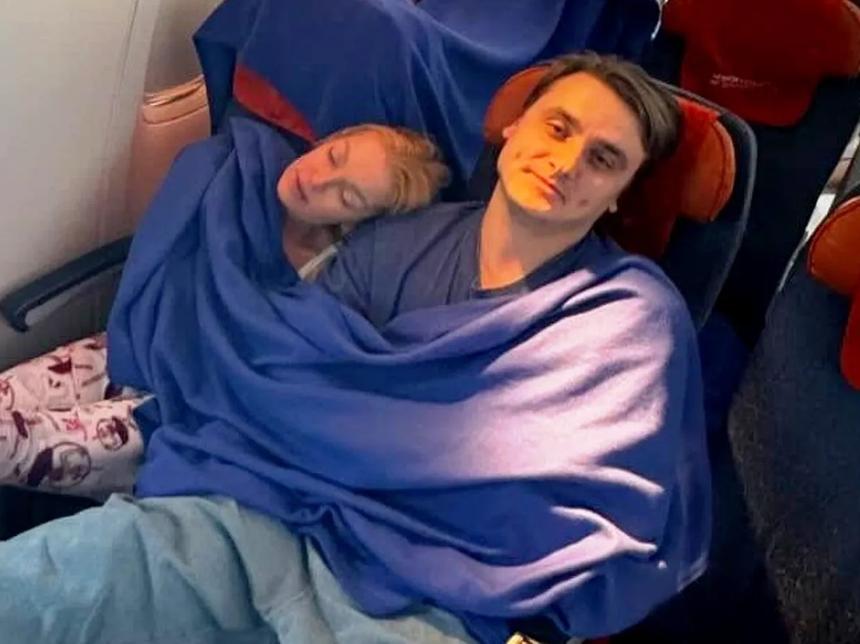 Анастасия Волочкова в компании молодого танцора вернулась в Россию эконом-классом