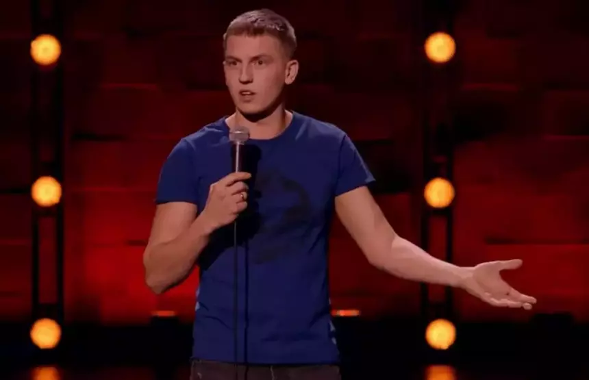 Прятал лицо и скрывался от камер: критиковавший КВН Алексей Щербаков приехал на фестиваль Клуба в Сочи