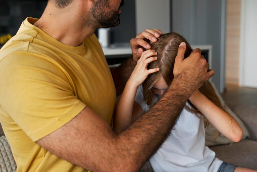 В Подмосковье 11-летняя девочка сообщила матери в смс, что отчим месяц ее насилует