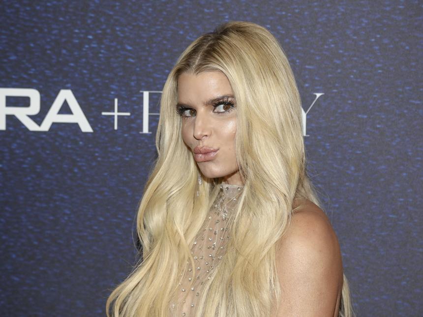 Певица Джессика Симпсон показала фигуру после похудения на 45 килограммов