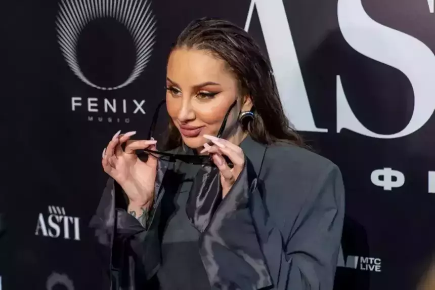 «Перед нами мечущийся подросток»: что не так со стилем Анны Asti