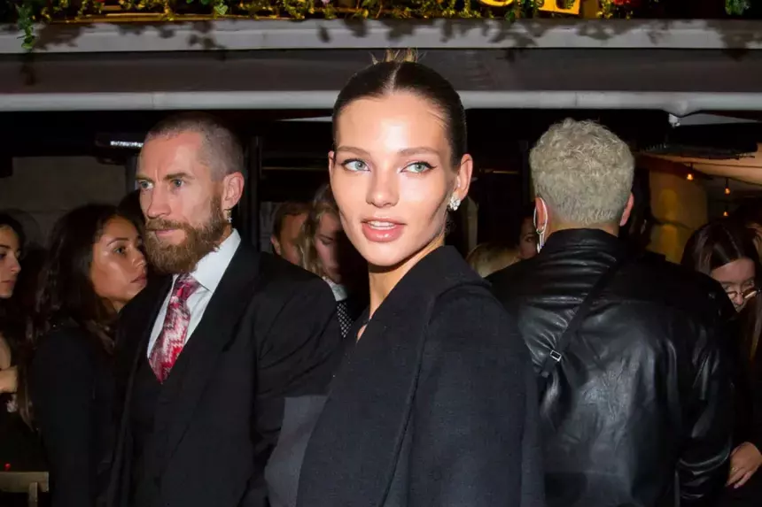 Модель Алеся Кафельникова показала фигуру в платье от бренда Vetements