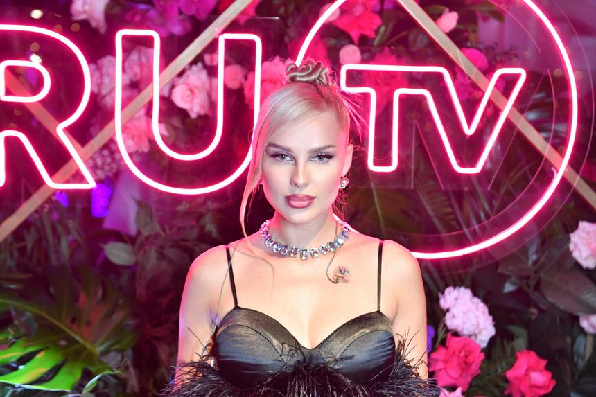 Певица Ханна похвасталась кольцом с бриллиантом за более чем 15 млн рублей