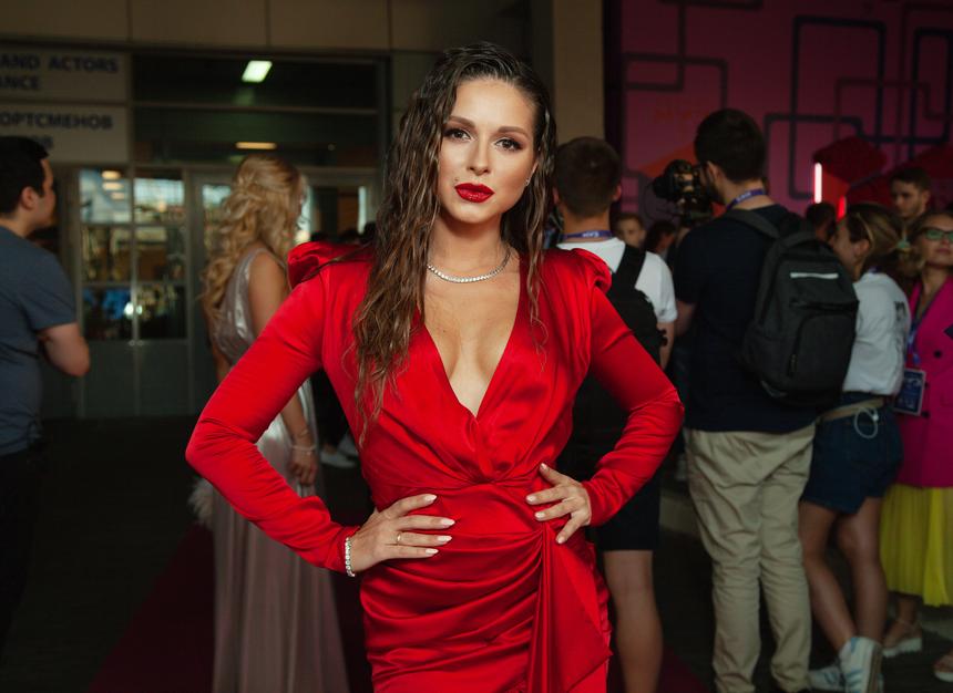 Разведенную певицу Нюшу заметили в компании звезды «Битвы экстрасенсов», который моложе нее на 10 лет