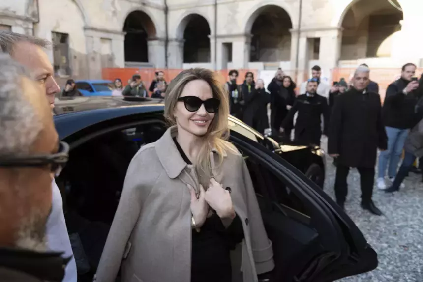 У 21-летнего сына Анджелины Джоли остался глубокий шрам на лице после аварии