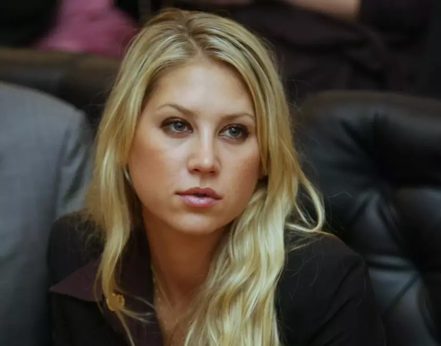 Мучают сильные боли: почему Анна Курникова появилась на публике в инвалидном кресле