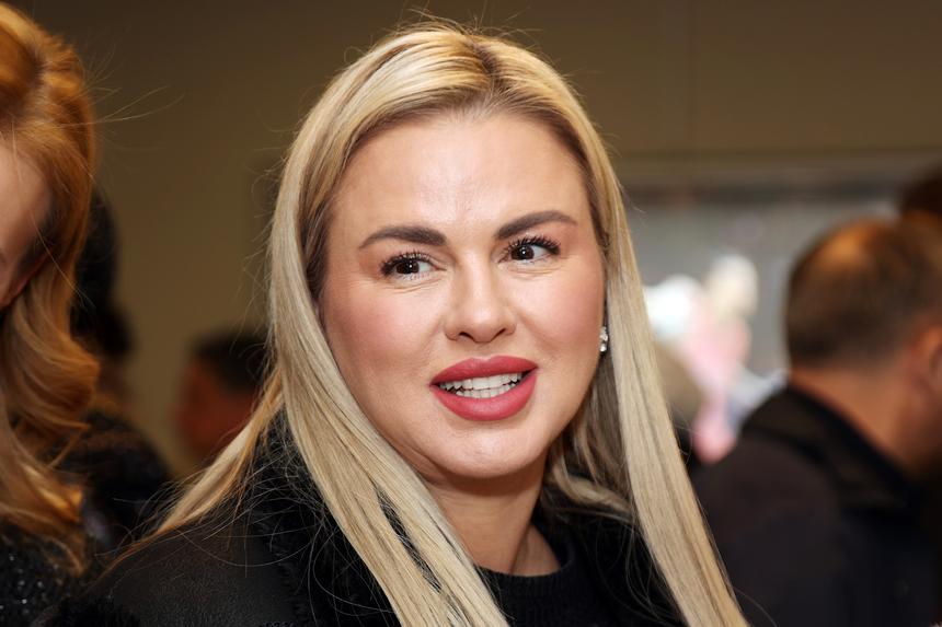 Анна Семенович заявила, что ее жених оплачивает отдых и многое другое