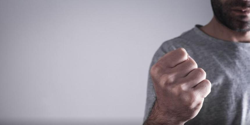 Напали и нанесли травмы: в Петербурге двое мужчин избили слепого до госпитализации