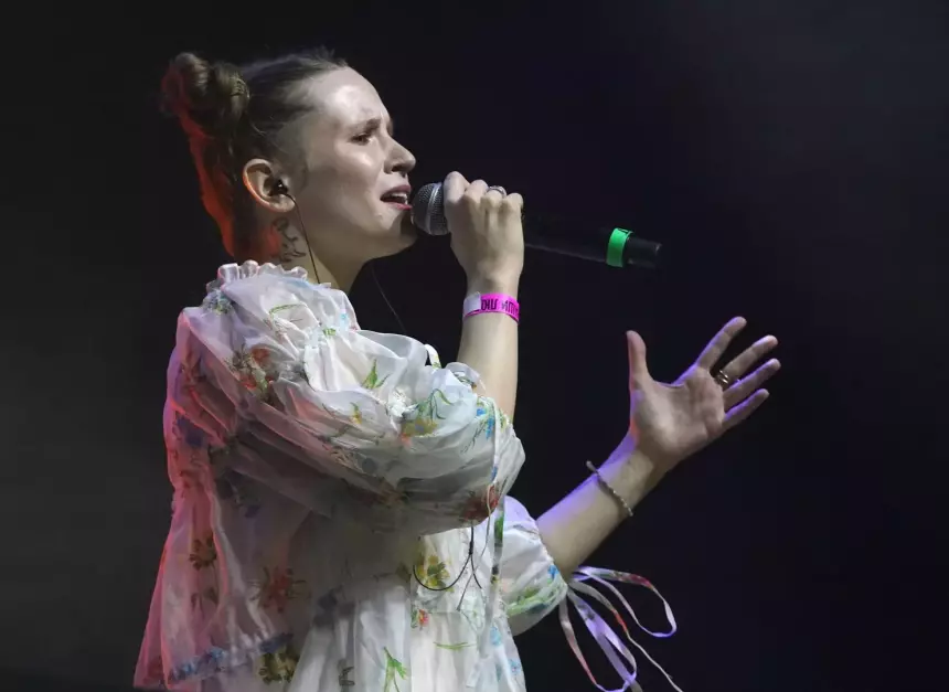 Оставила надпись на стене бара: москвичка рассказала, как помогла Монеточке* написать хит «Каждый раз»