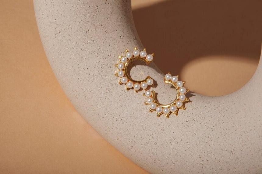 Таможенники в Сочи изъяли у пассажирки украшения на десятки миллионов рублей