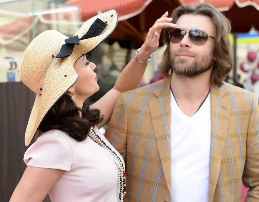 «Это не наша семья»: Петр Чернышев признался в любви Анастасии Заворотнюк и заставил ревновать дочь