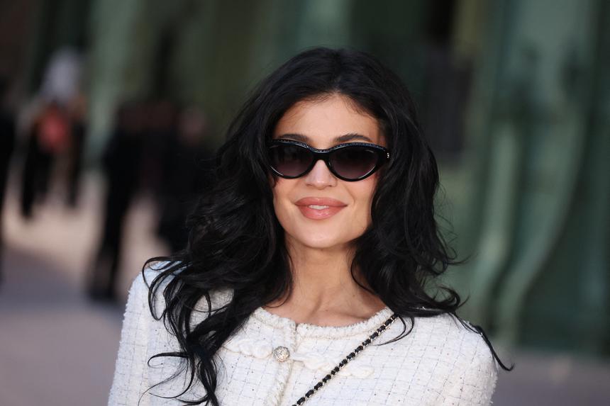 «Нужно поработать»: ведущий премии BAFTA посмеялся над Кайли Дженнер и Шаламе