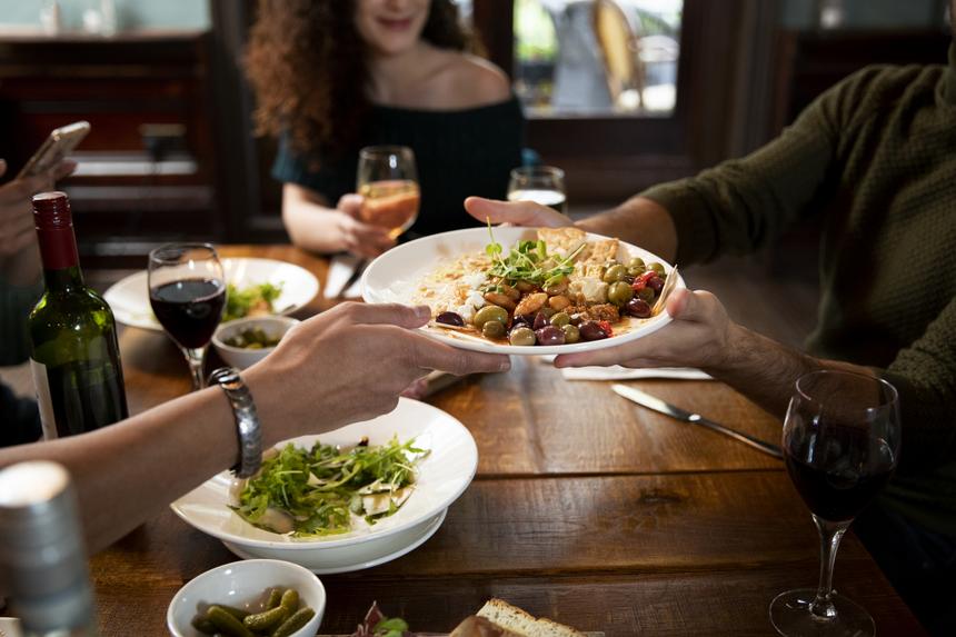 Прислали промокод «понос»: перед отравившейся в кафе россиянкой извинились необычным способом