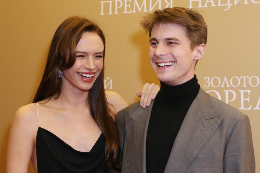 Актриса Диана Пожарская в платье из фотопленки снялась рядом с мужем Янковским