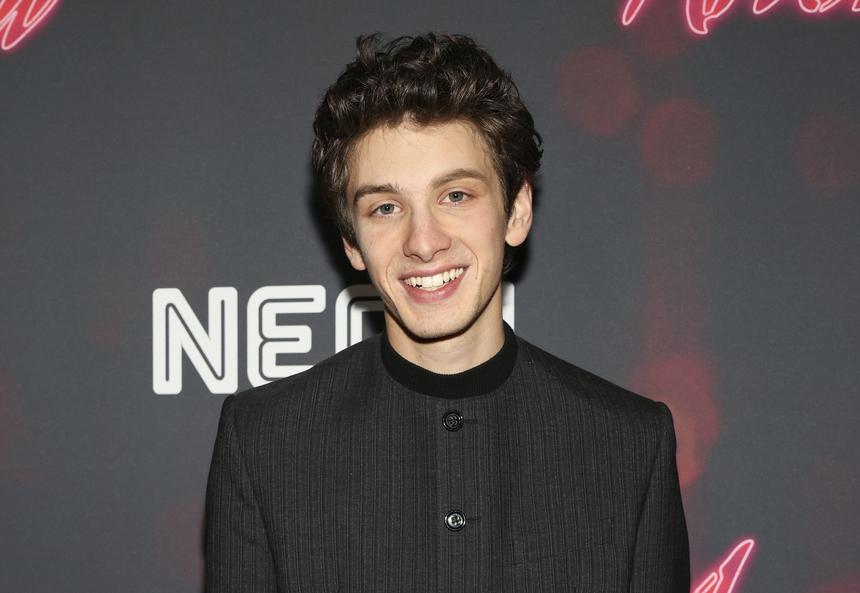 23-летний актер из «Аноры» Марк Эйдельштейн снялся для американского глянца