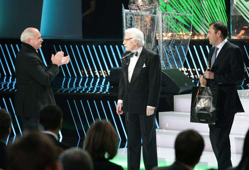 Не спит, не ест и много плачет: вдова Стриженова в тяжелом состоянии из-за смерти актера