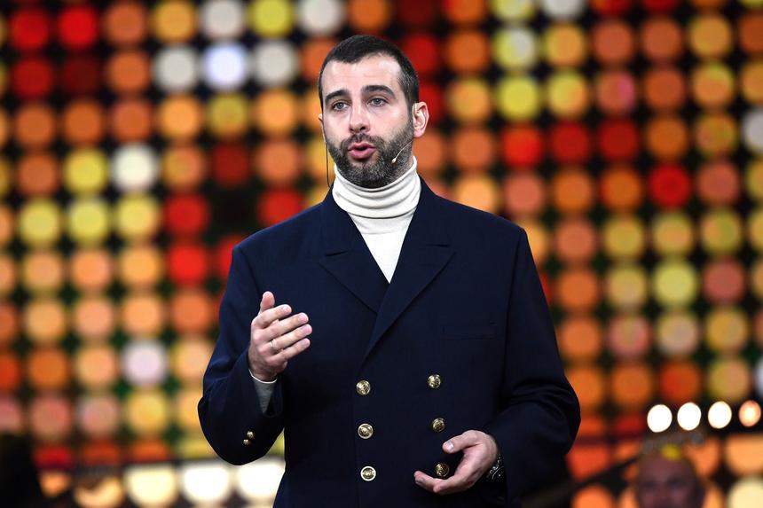 Оставшийся без работы на ТВ Иван Ургант объявил о зарубежном концертном туре