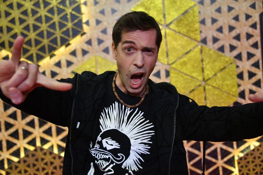 «Гораздо эффективнее общаться со зверушками»: эмигрировавший лидер «Ногу свело!» высказался о россиянах