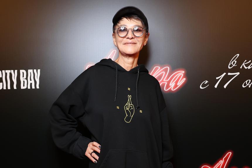 Улыбающаяся Ирина Хакамада пришла на выставку после вечеринки с задержанием