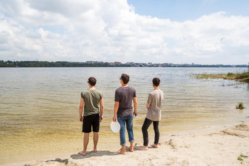 Мать умерла в 34 года, а отца не видели: что известно о семье братьев, издевавшихся над девушками на автомойке