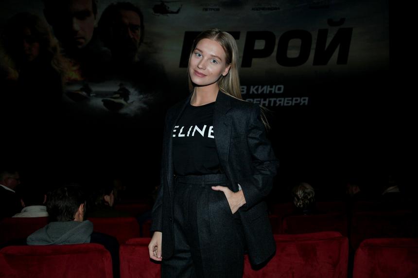 Актриса Кристина Асмус появилась на премьере фильма в платье за 75 тысяч рублей