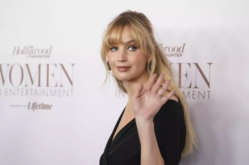 Живот достиг таких размеров, что трудно ходить: инсайдер сообщил, когда Дженнифер Лоуренс родит во второй раз