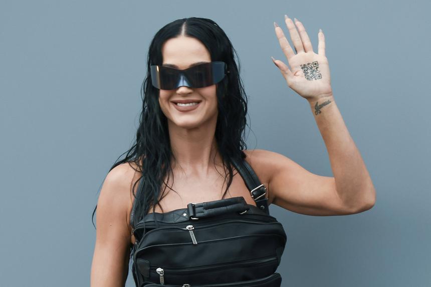 Американская певица Кэти Перри отправится в космос в составе женского экипажа