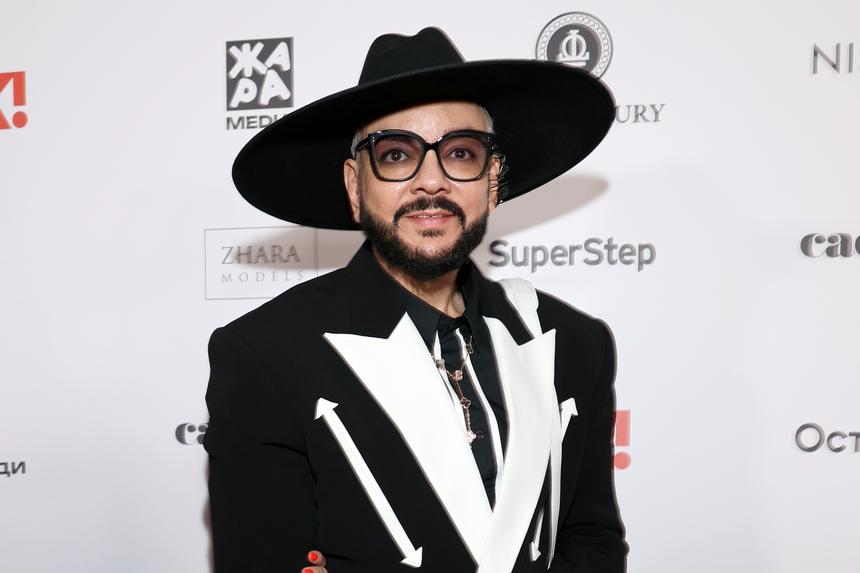 «Уж не болен ли он?»: неузнаваемый Филипп Киркоров вышел в свет с новой спутницей