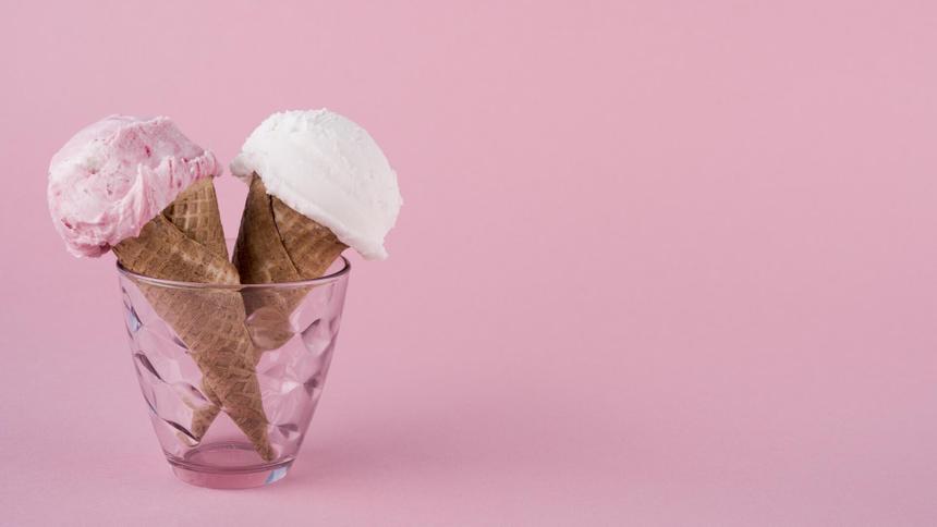 Мужчина купил мороженое и заметил в нем целую ядовитую змею