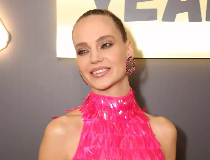 «Все пишут, что я в рехабе»: Глюкоза вышла на связь с поклонниками без волос и со странным лицом