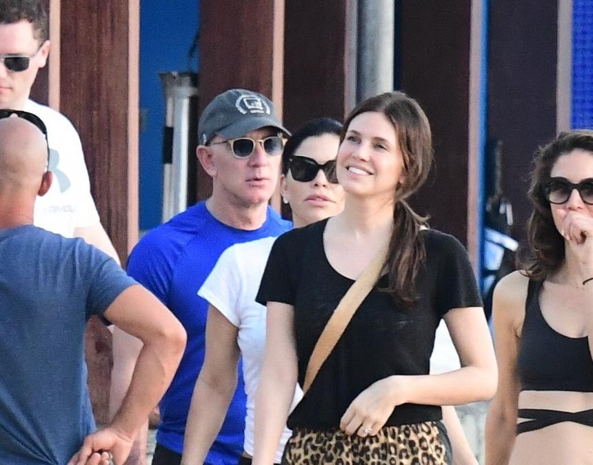 В шубе и ботинках-луноходах: Даша Жукова спустя три месяца после пятых родов проводит время на швейцарском курорте