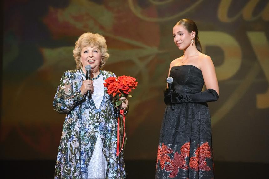 «Совсем неосознанный возраст»: дочь Юлии Началовой вспомнила, как впервые вышла на сцену с мамой