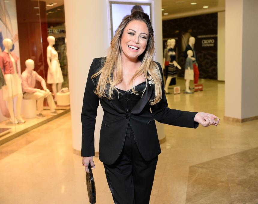 Мама певицы Юлии Началовой Таисия показала утопающую в цветах могилу дочери