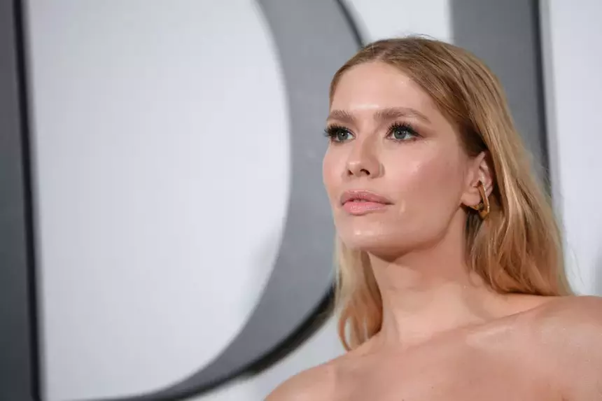 38-летняя модель Елена Перминова распродает одежду по объявлению за 2,3 млн