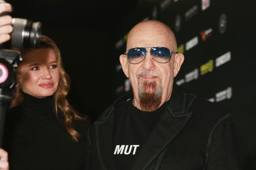 76-летний Михаил Шуфутинский подарил загородный особняк молодой возлюбленной