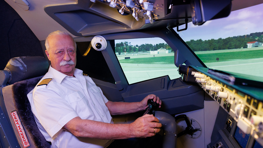 Якубович призвал ослабить контроль в аэропортах и дать пилотам массажные кресла